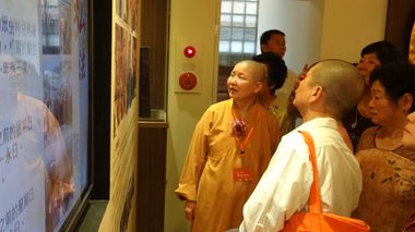 僑愛佛教講堂乘度住持領眾參觀一樓多媒體的展示